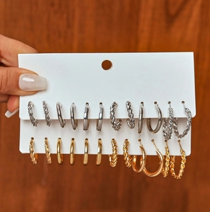 Détail d'un ensemble de 12 paires de boucles d'oreilles créoles dorées et argentées
