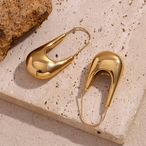 Boucles d'oreilles en U en acier inoxydable plaqué or 18 carats sur socle en pierre
