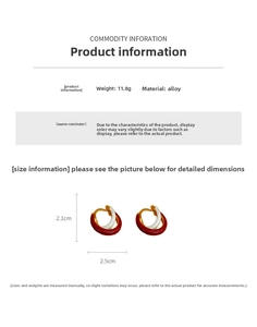 Vue détaillée des boucles d'oreilles émaillées rouge et blanc avec dimensions de 2,1x2,5 cm