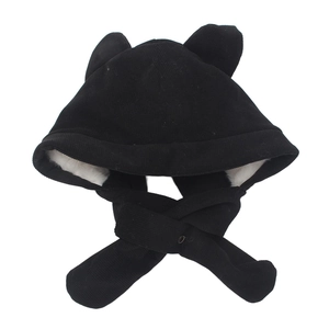 Details einer Kinder Wintermütze mit schwarzem Cordstoff und warmem Plüschfutter