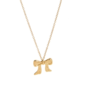 Collana minimalista con ciondolo a fiocco dorato su sfondo bianco pulito da donna