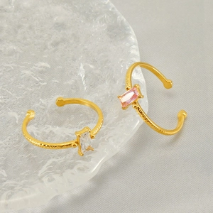 Details eines verstellbaren Goldrings mit Hammerschlag-Textur und Zirkonia-Steinen