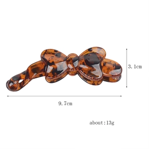 Detail view of leopard resin banana hair clip with size 9.7cm x 3.1cm and 13g weight