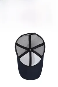 Vue détaillée du panneau en maille respirante à l'arrière d'une casquette de sport bleue