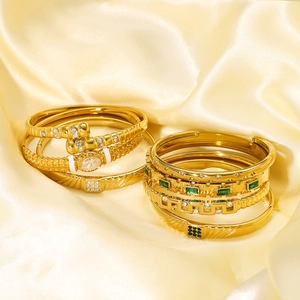 Coffret de bracelets dorés en acier inoxydable avec pierres vert émeraude sur soie jaune