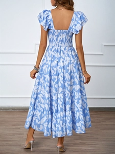 Détail de la robe maxi bohème imprimée avec jupe à volants et dos élastique froncé