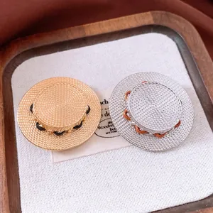 Broche chapeau de paille dorée et argentée avec texture tressée et ruban chic