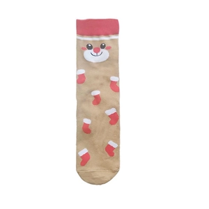 Dettaglio calza natalizia in cotone beige con bordo rosso e motivo a renna