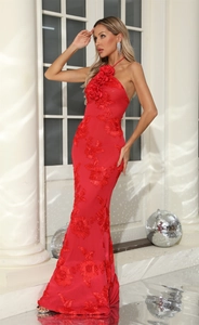 Détails de la robe de soirée rouge dos nu avec broderie florale 3D et texture dentelle