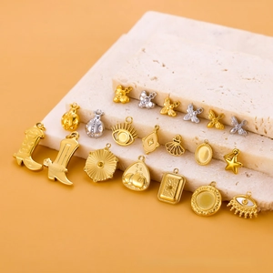 Détails de pendentifs bijoux DIY or et argent sur un présentoir en pierre