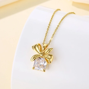 Elegante Halskette Mit Schleifenanhänger Aus 18 Karat Vergoldetem Edelstahl Mit Quadratischem Zirkon Für Damen Schmuck