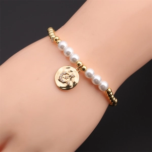 Bracelet en perles plaqué or avec perles et pendentif étoile-lune sur le poignet