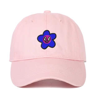Casquette de baseball rose en coton avec broderie florale colorée et un design de smiley