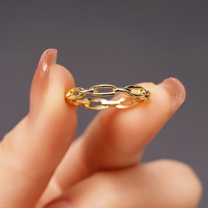 Bague chaîne dorée minimaliste avec maillons ovales polis portée par un mannequin