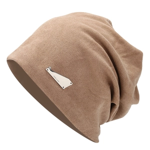 Berretto in maglia color cammello da donna con targhetta in metallo per l'autunno