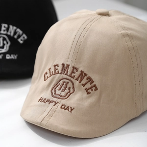 Bérets enfant beige et noir avec broderie Clemente et motif visage souriant