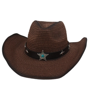 Brauner Cowboy-Strohhut mit breiter Krempe, silbernen Sternen und Türkis-Emblem-Detail