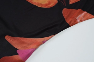 Detailaufnahme von Blumendruck-Netzgewebe an einem sexy schmalen Sommerkleid
