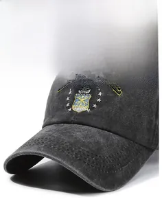 Detail der Vintage-Basecap aus gewaschener Baumwolle mit verstärkter, mehrreihiger Krempe