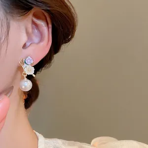 Boucles d'oreilles pendantes dorées avec fleurs émaillées et grosses perles blanches