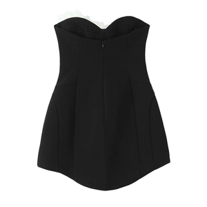 Mini abito senza spalline nero con scollo a balze bianco e cerniera posteriore nascosta