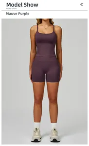 Vue avant de l'ensemble de yoga violet sans couture avec haut dos nageur et short taille haute