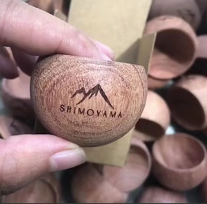 Vue détaillée d'un diffuseur d'huiles essentielles en bois avec logo montagne gravé