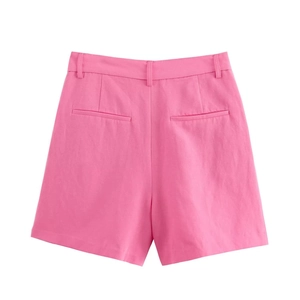 Détail du short de costume taille haute rose vif avec poches passepoilées au dos et passants