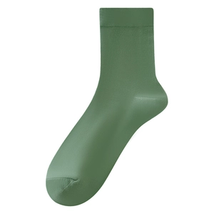 Atmungsaktive salbeigrüne Socken aus gekämmter Baumwolle mit elastischem Rippbündchen