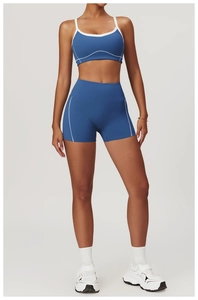 Détail du short de fitness taille haute et du soutien-gorge avec bordures blanches