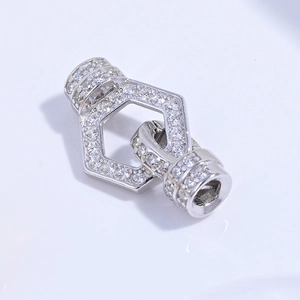 Vue macro du fermoir hexagonal en argent S925 avec zircons brillants pour bijoux DIY