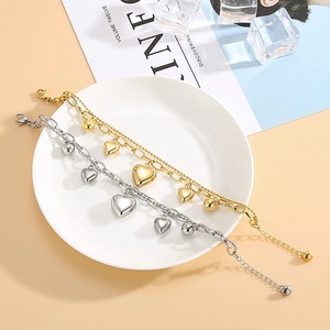 Bracelets double couche avec pendentif cœur en or et argent sur plateau céramique