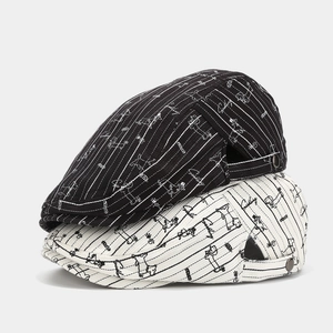 Casquettes gavroche rayées avec motifs de chiens mignons en toile noire et blanche