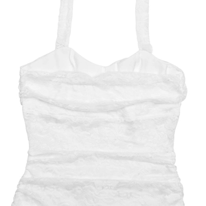 Détail de robe en dentelle blanche avec fines bretelles, décolleté cœur et texture de corsage
