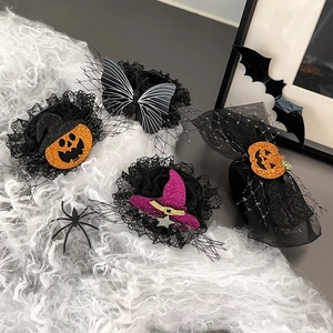 Detailansicht von Halloween-Haarschmuck mit Spitzenkürbis und Hexenhut-Mustern