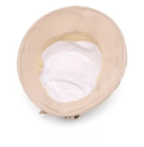 Dettaglio dell'interno del cappello parasole beige da donna con fodera e fascia tergisudore