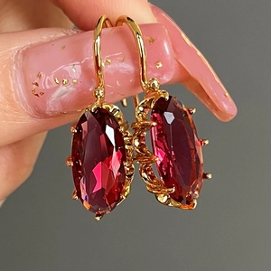 Pendientes vintage de oro con piedras preciosas rojas ovaladas en engaste de garra