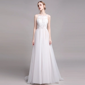 Robe de mariée française en dentelle avec licou et jupe en tulle multicouche en A
