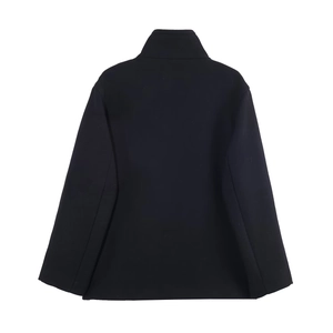 Cappotto corto da donna in lana nera con collo alto, vista posteriore su fondo bianco