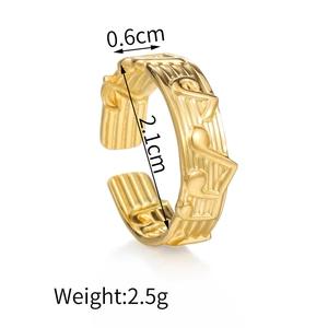 Close-up of 18K gold music note ring with dimension labels 0.6cm and 2.1cm