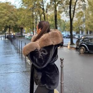 Veste courte en fausse fourrure noire pour femme avec col et poignets en fourrure brune