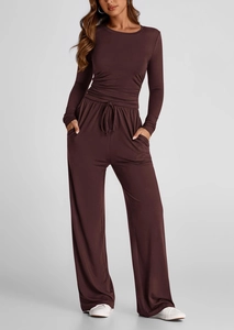 Dettaglio dei pantaloni a gamba larga con coulisse in set casual marrone