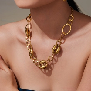 Collier maille grain de café chunky plaqué or 18k en acier inoxydable sur modèle