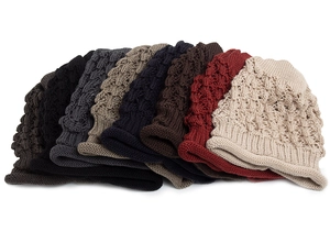 Vue détaillée des sept couleurs disponibles pour ce bonnet en tricot au motif crocheté