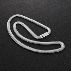 Detailansicht der 8mm flachen Schlangenkette aus Edelstahl mit Rechteckverschluss