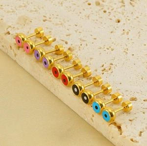 Détail de boucles d'oreilles en acier inoxydable doré 18 carats avec œil grec