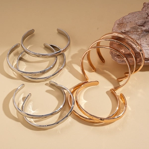Ensemble minimaliste de 5 bracelets géométriques texturés en finitions or et argent