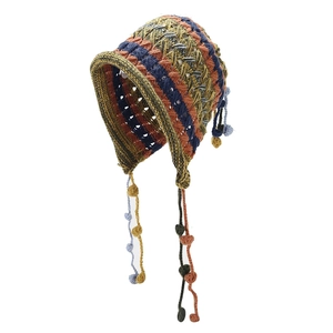 Bonnet au crochet fait main avec rayures colorées, cache-oreilles et pompons festifs
