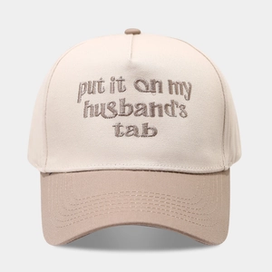 Zweifarbige Trucker-Mütze mit besticktem Spruch Put it on my husband's tab in Beige und Khaki