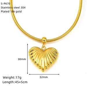 Détail du pendentif coeur en acier inoxydable plaqué or 18 carats avec texture radiale